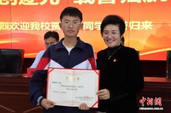 为树 “解渴” 内蒙古少年携发明装置摘国际金奖